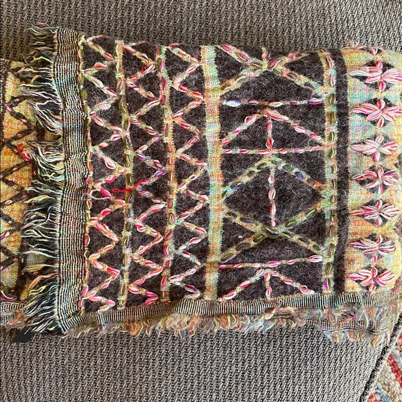 Anthropologie & Urban Outfitters 100% Wool Shawl Scarf Multicolored & Textured - Picture 3 of 13